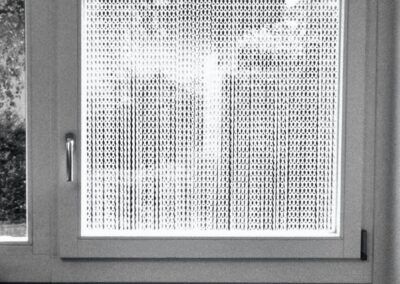 Le rideau anti-mouches krismar monté devant une fenêtre. Grâce à sa conception sur mesure, même les petites ouvertures peuvent être couvertes par le rideau, ce qui empêche les mouches d'y pénétrer, par exemple lors de l'aération de l'intérieur.